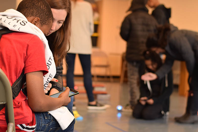 Kids learn coding, Virtual Reality, 3D Printing and other STEM skills with Salesforce volunteers