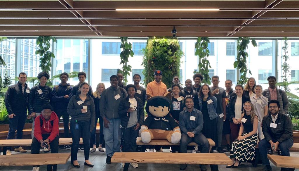 A group of Salesforce volunteers and geniuses posing for a group photo